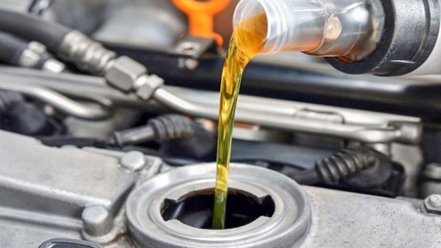 Xe ô tô đi bao nhiêu km thì cần thay dầu nhớt?