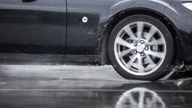 Bí quyết lái xe ngày mưa tránh bị “trượt nước”, mất lái
